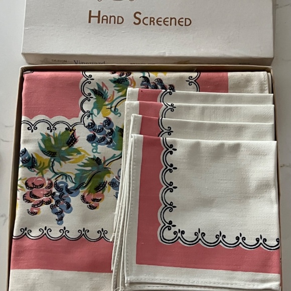 Other - Vintage Tablecloth & Napkins